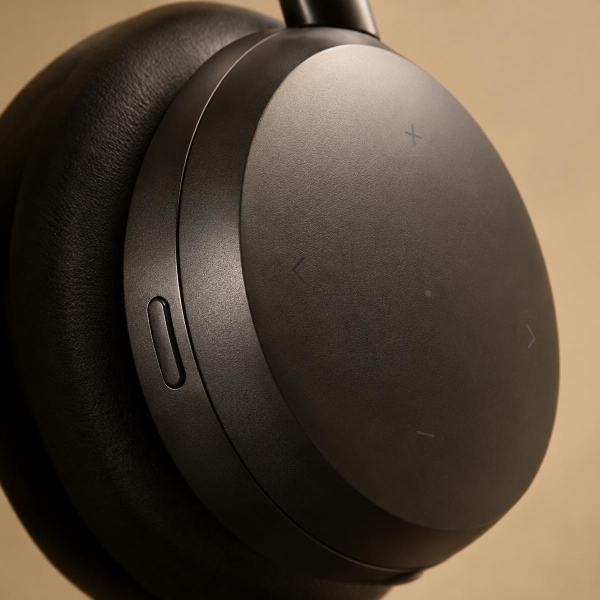 Touch controls on the outer earcup